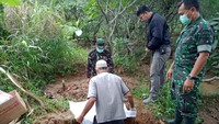 Usai dilakukan pemeriksaan, kerangka manusia tersebut langsung dimakamkan di Desa Wisnu, Kecamatan Watukumpul, Pemalang pada Selasa, sekitar pukul 15.00 WIB. Istimewa/Dok. Polres Pemalang.