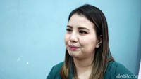Ternyata hal tersebut adalah permintaan para warga di sana, Tya pun melakukannya dengan tujuan menghibur mereka. Pool/Palevi S/detikFoto.