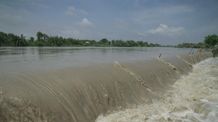 Tanggul di Sungai Bungin jebol, 1 desa di Muara Gembong Bekasi terendam banjir