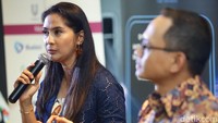 Tak sendiri, Chelsea Islan juga ditemani aktris Maudy Koesnaedi.