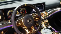 Beralih ke ruang kabin, suasananya pun tidak kalah mewah. Interior Mercy Sultan ini banyak menggunakan finishing emas asli dan taburan berlian di area door handle, jam, hingga ventilator AC.Foto: News Zing