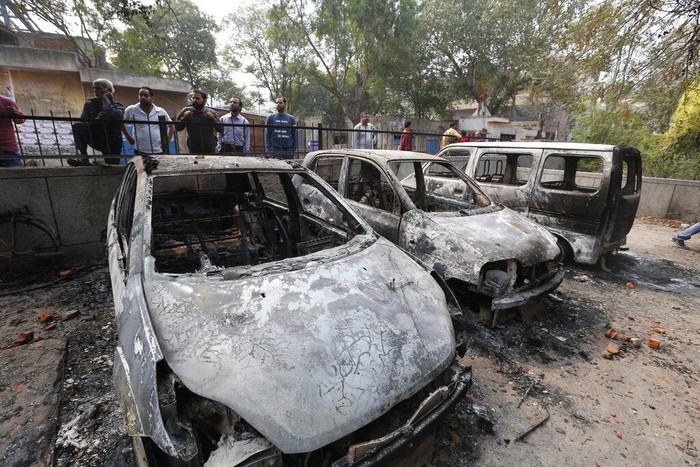 Bentrokan terjadi imbas aksi menentang UU Kewarganegaraan yang kontroversial di India. Akibatnya, sejumlah kendaraan hangus dibakar massa. Berikut penampakannya