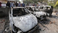 Sejumlah mobil tampak hangus terbakar akibat bentrok yang bermula dari aksi menentang UU Kewarganegaraan yang kontroversial di India, Rabu (26/2/2020). AP Photo/Rajesh Kumar Singh.