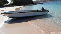 Untuk mencapai pantai ini dari Labuhan Bajo perlu menggunakan kapal.