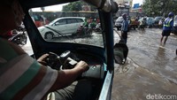 Genangan ini juga mengakibatkan arus lalu lintas padat.
