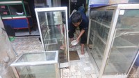Para warga langsung mengeluarkan perabotan yang terkena banjir untuk dibersihkan.
