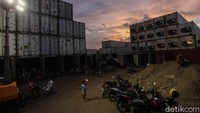 Meski hanya 20 peti kemas, namun mampu menampung ratusan warga.