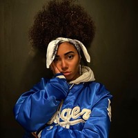 Tetapi, ketika ia bergerak, handuknya hampir tergelincir ke bawah dan dia pun segera mengambil handuknya untuk menutupi tubuh demi menghindari insiden memalukan. Foto: Instagram