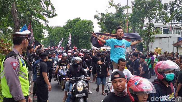 psht geruduk pengadilan negeri surabaya