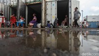 Banjir tersebut sudah terjadi sejak hari minggu lalu, tapi hingga kini mereka masih menetap di kontainer karena banjir belum juga surut.