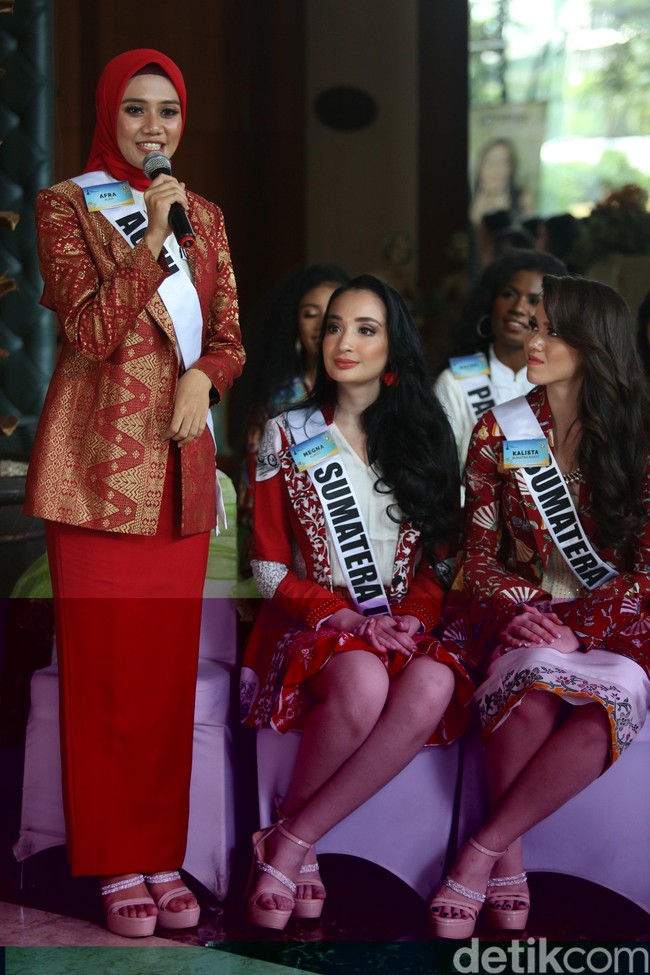 Finalis Puteri Indonesia 2020 datang dari berbagai latar pendidikan dan profesi. Ada yang mengenyam pendidikan mode hingga teknik, ada pula yang bekerja sebagai dokter, model, pengusaha, karyawati dan pilot. Foto: Agung Pambudhy