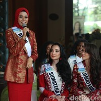 Finalis Puteri Indonesia 2020 datang dari berbagai latar pendidikan dan profesi. Ada yang mengenyam pendidikan mode hingga teknik, ada pula yang bekerja sebagai dokter, model, pengusaha, karyawati dan pilot. Foto: Agung Pambudhy