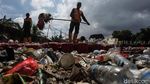 Bikin Mampet, Tumpukan Sampah di Sungai Mookervart Dibersihkan