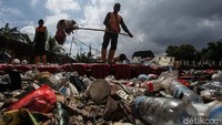 Sampah tersebut dibersihkan karena menyumbat aliran sungai.