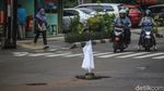 Hati-hati! Ada Jalan Berlubang di Persimpangan Wahid Hasyim