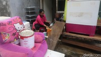 Sejumlah perabotan dapur seperti piring dan gelas dikeluarkan untuk dibersihkan.