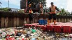 Bikin Mampet, Tumpukan Sampah di Sungai Mookervart Dibersihkan