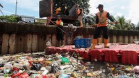 Seperti diketahui DKI Jakarta dan sekitarnya diguyur hujan lebat beberapa hari lalu. Hal tersebut membuat beberapa wilayah terdampak banjir. Dengan demikian petugas kini lebih ketat menjaga aliran sungai agar tak mampet dan menimbulkan banjir.