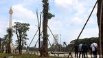 Momen Komisi Pengarah Ambil Sampel Tanah-Pohon di Monas