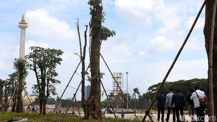 Komisi Pengarah Pembangunan Kawasan Medan Merdeka mengambil sampel dan uji coba pengaspalan di Monas.