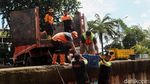 Bikin Mampet, Tumpukan Sampah di Sungai Mookervart Dibersihkan