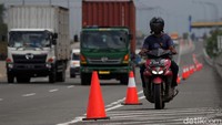 Mereka diberi pembatas berupa traffic cone untuk membatasinya dengan lajur kendaraan bermobil.