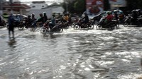 Banjir yang menggenangi kawasan Green Garden setinggi 10-20 cm.