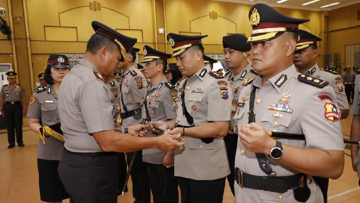 Kapolda Sumatera Utara (Sumut) Irjen Martuani Sormin memimpin serah terima jabatan enam Kapolres baru (Dok. Istimewa)