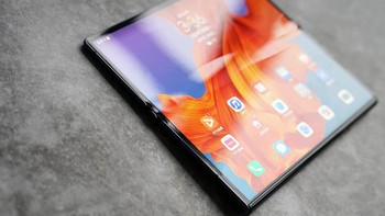 Huawei membekali ponsel layar lipatnya ini dengan Kirin 990 5G sehingga mendukung koneksi di jaringan seluler generasi kelima. Foto: Sina Mobile