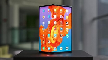 Tidak ada perbedaan desain pada Mate Xs. Huawei masih mengusung lipatan di luar. Foto: Sina Mobile