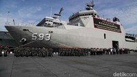 Upacara pelepasan dilakukan di depan KRI Banda Aceh.