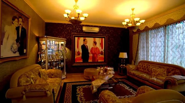 Inul Daratista membuka lebar pintu rumahnya untuk mengajak para penggemar setianya yang disebut FBI (Fans Berat Inul) untuk melihat isi di dalamnya yang kata sang pedangdut kerap membuat penasaran. Melalui channel YouTube Inul Daratista Official, Inul mengawali tur rumahnya dengan memperlihatkan ruang tamunya yang dihiasi interior bergaya klasik. Foto: Dok. YouTube Inul Daratista Official