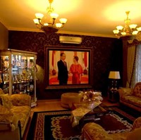 Inul Daratista membuka lebar pintu rumahnya untuk mengajak para penggemar setianya yang disebut FBI (Fans Berat Inul) untuk melihat isi di dalamnya yang kata sang pedangdut kerap membuat penasaran. Melalui channel YouTube Inul Daratista Official, Inul mengawali tur rumahnya dengan memperlihatkan ruang tamunya yang dihiasi interior bergaya klasik. Foto: Dok. YouTube Inul Daratista Official