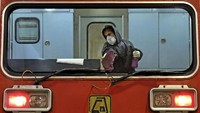 Tidak hanya gerbong penumpang, kabin masinis juga disemprot disinfektan. AP Photo/Ebrahim Noroozi.