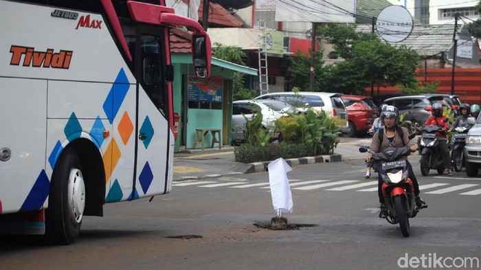 Di kawasan simpangan lima Jalan Wahid Hasyim Kebon Sirih, Jakarta Pusat, terdapat jalan berlubang yang cukup dalam.