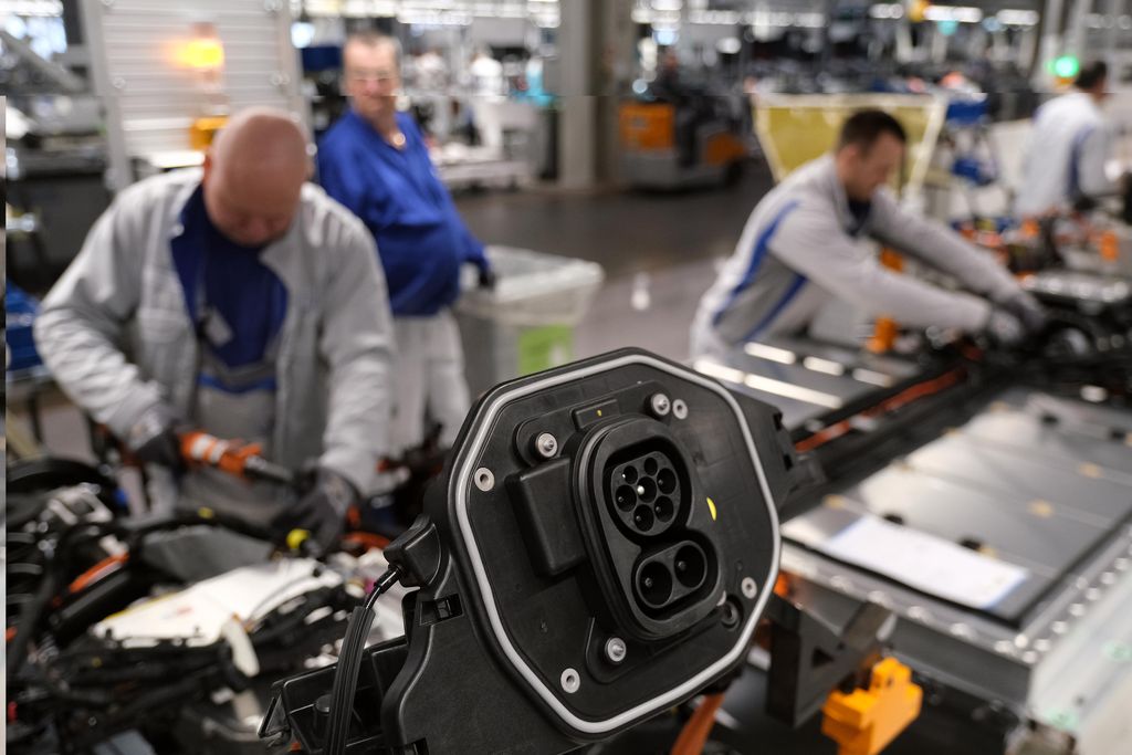 Mobil listrik Volkswagen (VW) ID.3 mulai memasuki jalur produksi. Mobil berjenis hatchback ini akan diproduksi di fasilitas perakitan Volkswagen di Zwickau, Jerman.
