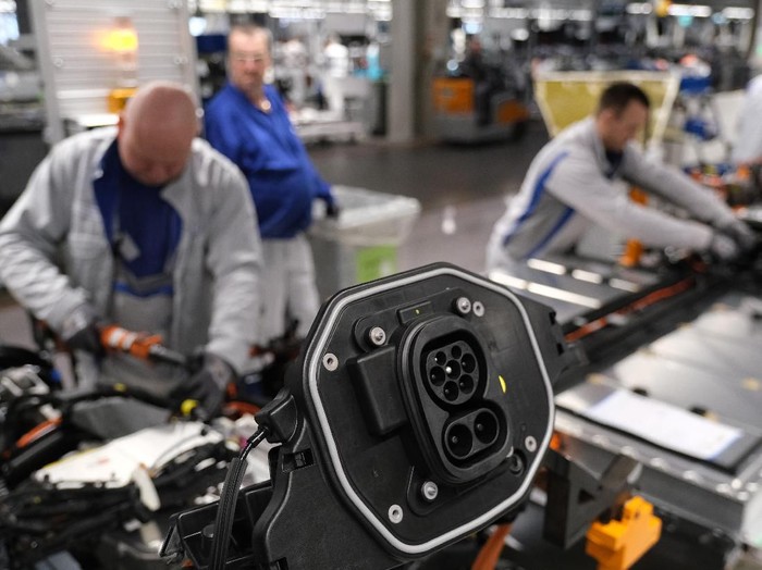 Mobil listrik Volkswagen (VW) ID.3 mulai memasuki jalur produksi. Mobil berjenis hatchback ini akan diproduksi di fasilitas perakitan Volkswagen di Zwickau, Jerman.
