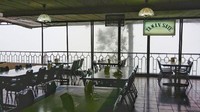 RM Rindu Alam menjadi salah satu ikon wisata yang khas di Puncak Bogor, tempat makan bagi para pelancong itu dibangun oleh Letjen TNI Ibrahim Adjie pada 1971 (Foto: istimewa)
