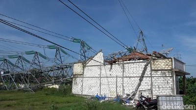 Brakkk! Penampakan Tower PLN Roboh Timpa Rumah di Rembang
