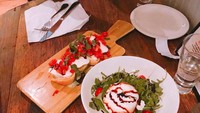 Terakhir perjalanan kuliner di Little Italy bisa ditutup dengan hidangan ravioli dan mozzarella carrozza di Da Gennaro. Restoran ini berlokasi tepat di bangunan Umberto Clam House yang pertama, tempat di Gallo dibunuh di depan restoran. Foto: Instagram/Ist