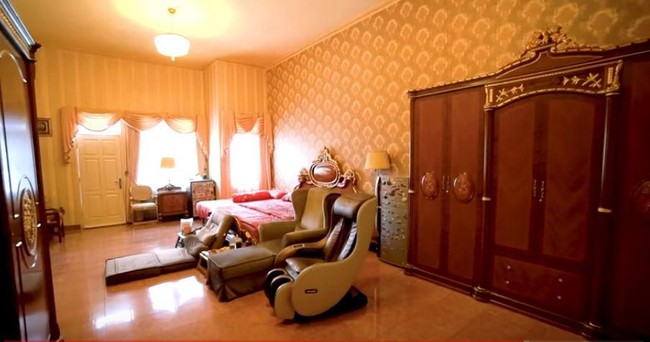 Terakhir Inul memperlihatkan kamarnya yang luas. Ada dua lemari di kamar utamanya, lemari yang besar untuk dirinya, dan yang lebih kecil untuk suaminya, Adam Suseno. Kamar tersebut juga memiliki kasur tambahan karena tempat tidur utama dikuasai sang suami dan anak mereka. Selain itu, Inul juga menempatkan satu kursi pijat di dalam kamarnya. Foto: Dok. YouTube Inul Daratista Official