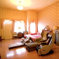 Terakhir Inul memperlihatkan kamarnya yang luas. Ada dua lemari di kamar utamanya, lemari yang besar untuk dirinya, dan yang lebih kecil untuk suaminya, Adam Suseno. Kamar tersebut juga memiliki kasur tambahan karena tempat tidur utama dikuasai sang suami dan anak mereka. Selain itu, Inul juga menempatkan satu kursi pijat di dalam kamarnya. Foto: Dok. YouTube Inul Daratista Official