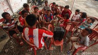 Namun, anak-anak juga mulai terjangkit penyakit seperti demam dan gatal-gatal.