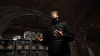 Hadrien Velge, salah satu pendiri perusahaan urban farming Le Champignon de Bruxelles berbicara mengenai konsep perusahaannya dan perjalanannya bersama rekan-rekan lainnya saat mencari teknik terbaik untuk membudidayakan jamur dengan menggunakan ampas bir organik kepada awak media di kebun bawah tanah yang berada di Kota Brussel, Belgia.