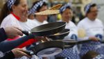 Adu Cepat Berlari Sambil Bawa Pancake di Inggris