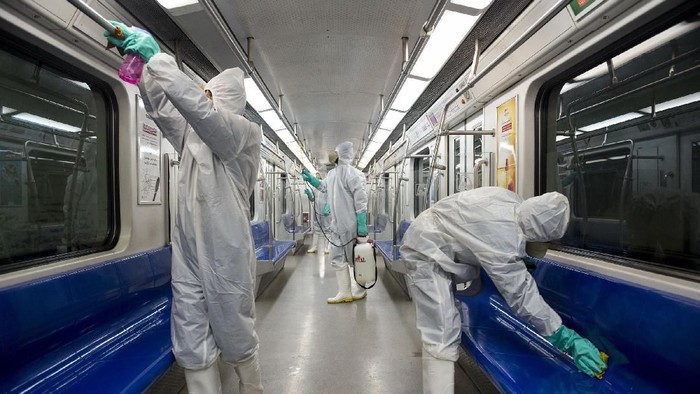 Korban meninggal akibat virus corona di Iran bertambah menjadi 15 orang. Untuk mengantisipasi bertambahnya korban, Iran melakukan penyemprotan disinfektan di sejumlah lokasi.