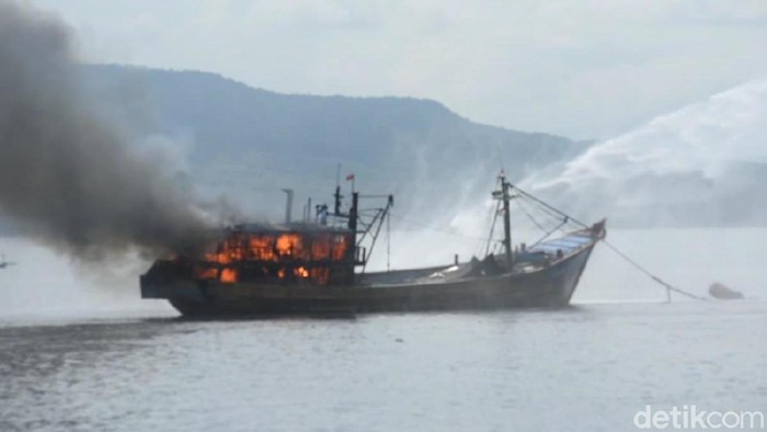 kapal terbakar