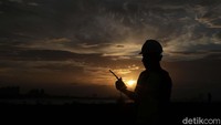 Sejumlah pekerja mulai beraktivitas di kawasan pembangunan Museum Internasional Sejarah Nabi Muhammad SAW di Ancol, Jakarta Utara, Rabu (26/2).