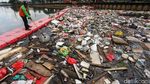 Bikin Mampet, Tumpukan Sampah di Sungai Mookervart Dibersihkan