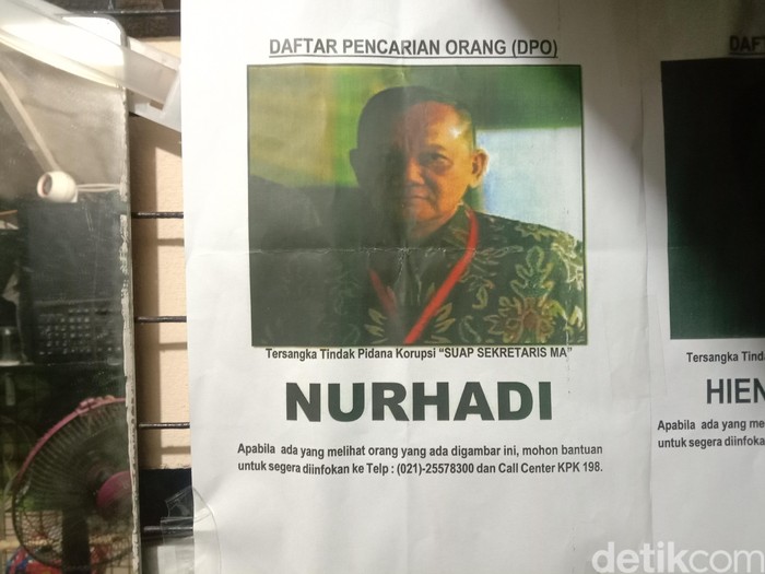 Pos Satpam di Perumahan Pandugo I Jalan Penjaringan Timur, Rungkut, Surabaya dipasangi foto Nurhadi. Ia merupakan tersangka kasus suap sekretaris MA.